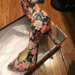 New in box never worn out Nine West floral heels